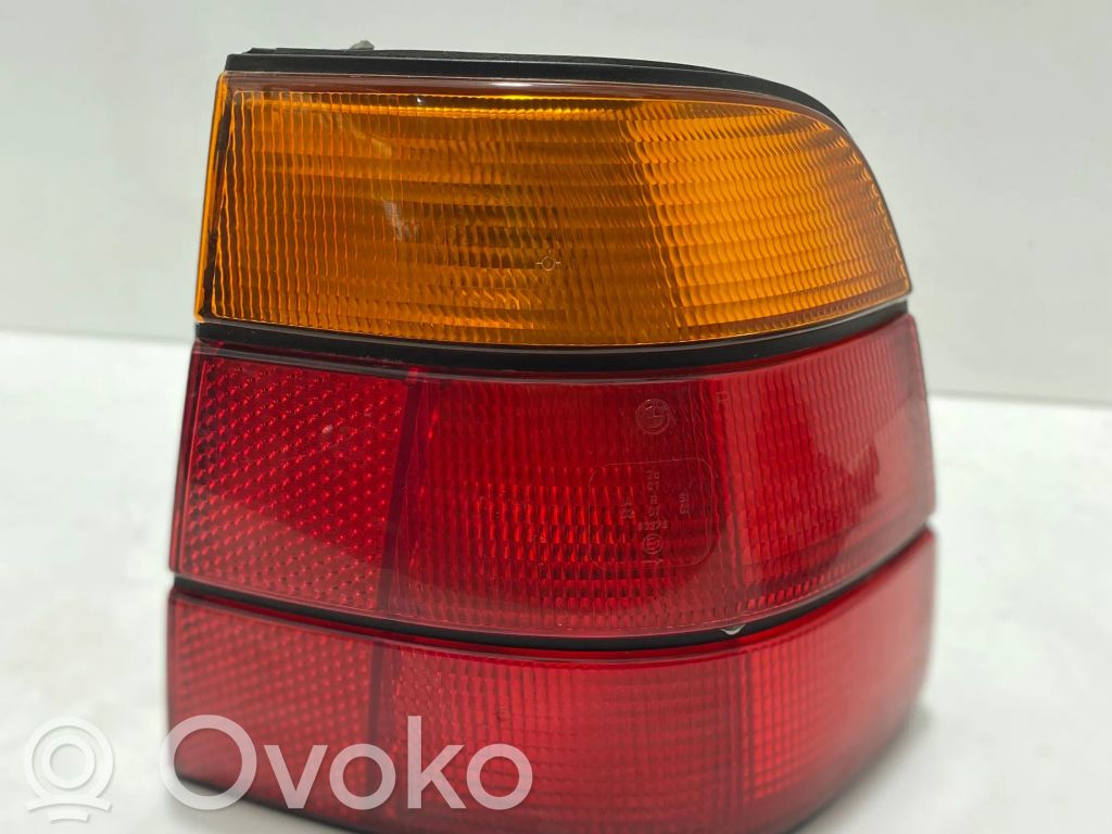 BMW 5 E34 Galinis žibintas dangtyje 