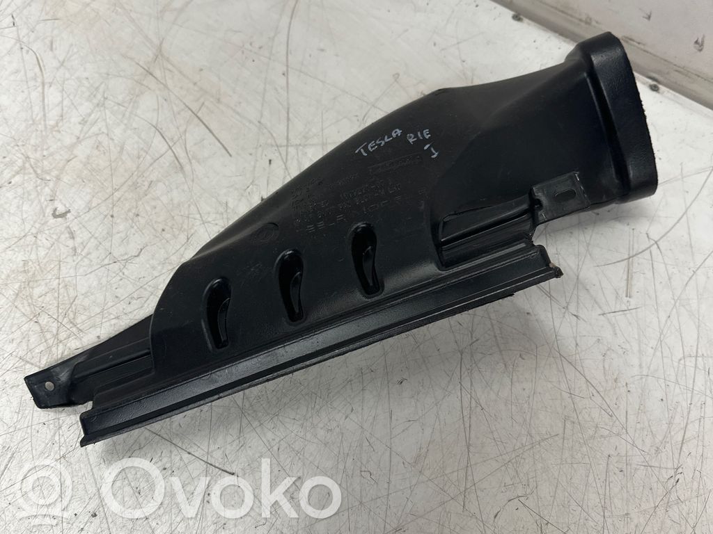 Tesla Model 3 Ohjaamon sisäilman ilmakanava 