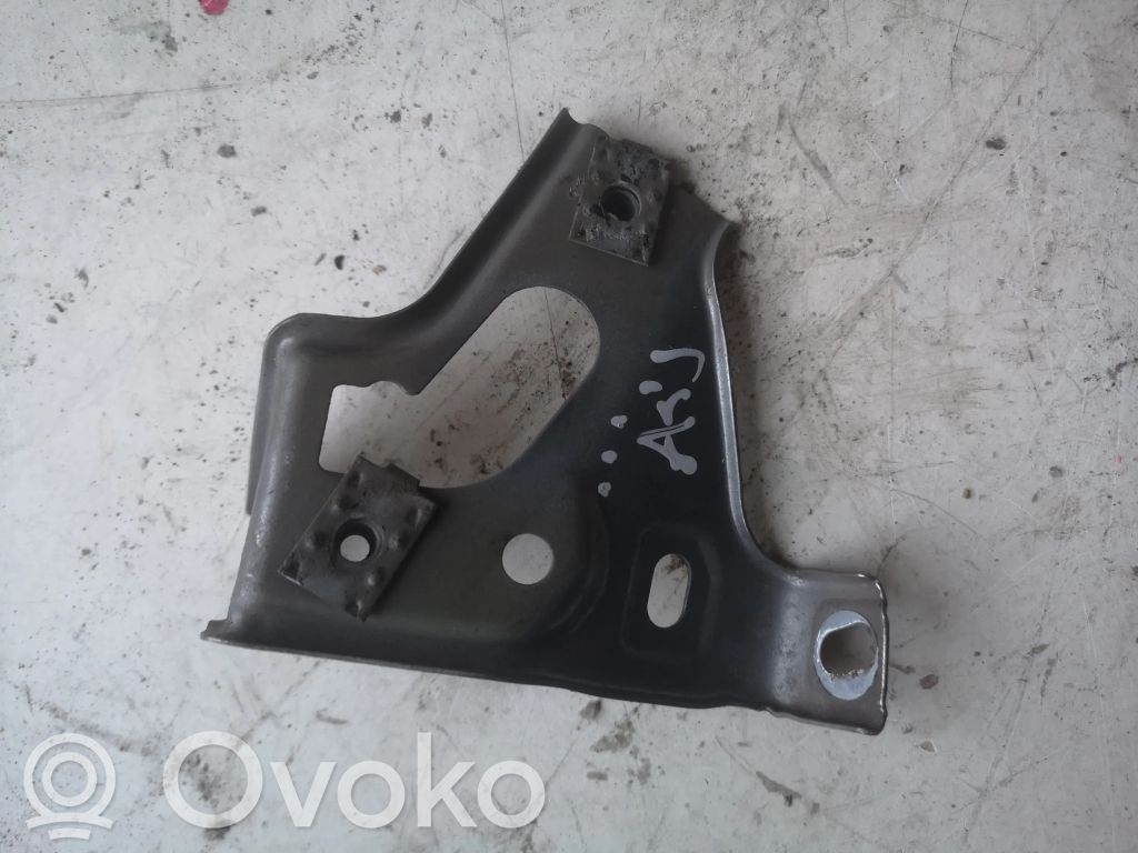 Opel Astra J Uchwyt / Mocowanie błotnika przedniego 