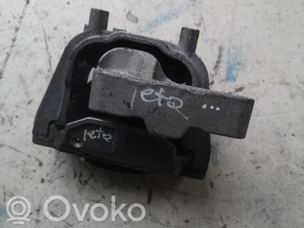 Volkswagen Jetta VI Engine mounting bracket 