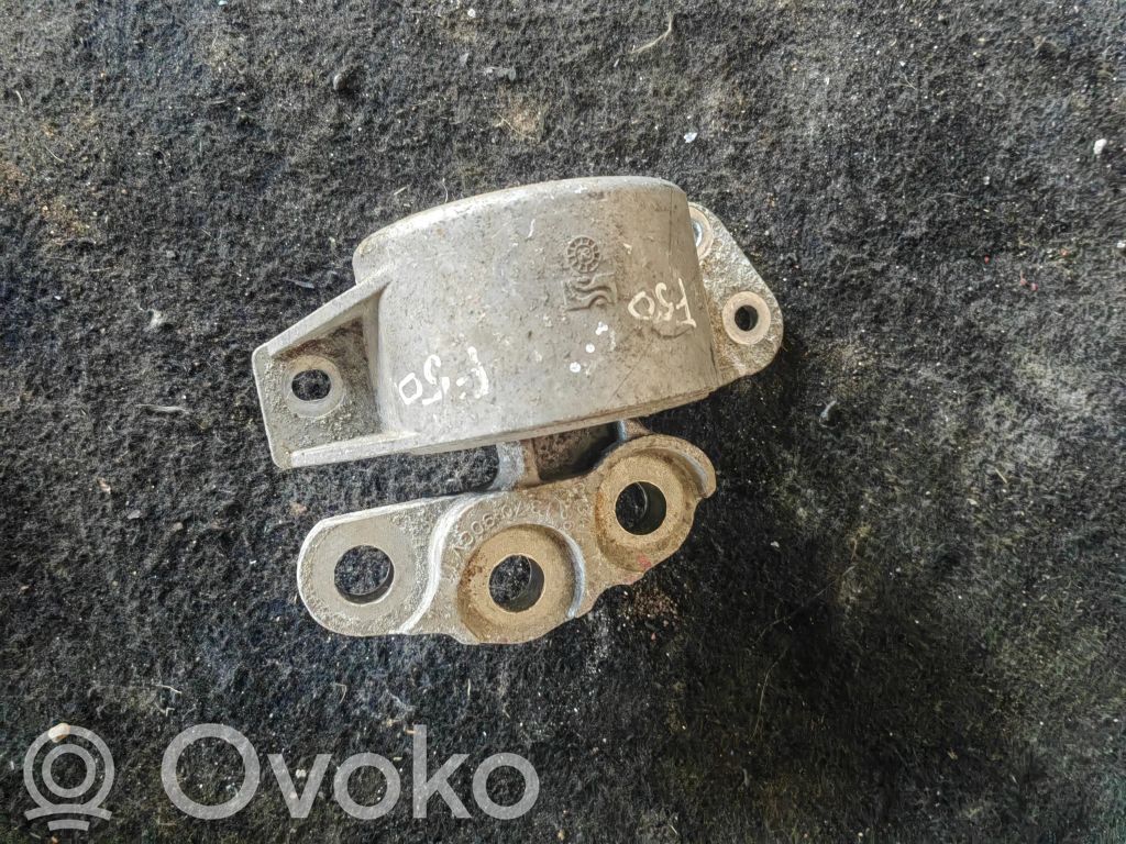 Fiat 500L Engine mounting bracket 