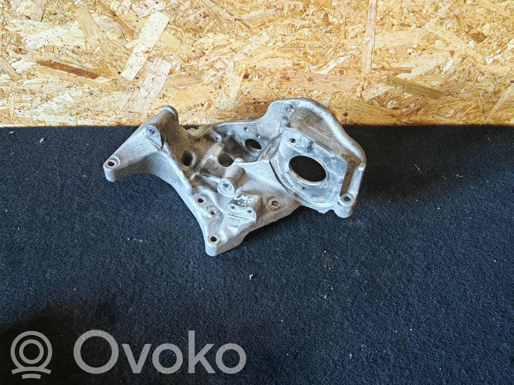 Volvo S90, V90 Generator/alternator bracket 