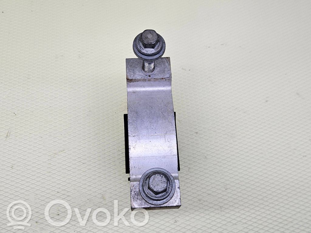 Engine mount bracket   K8D26P082BA