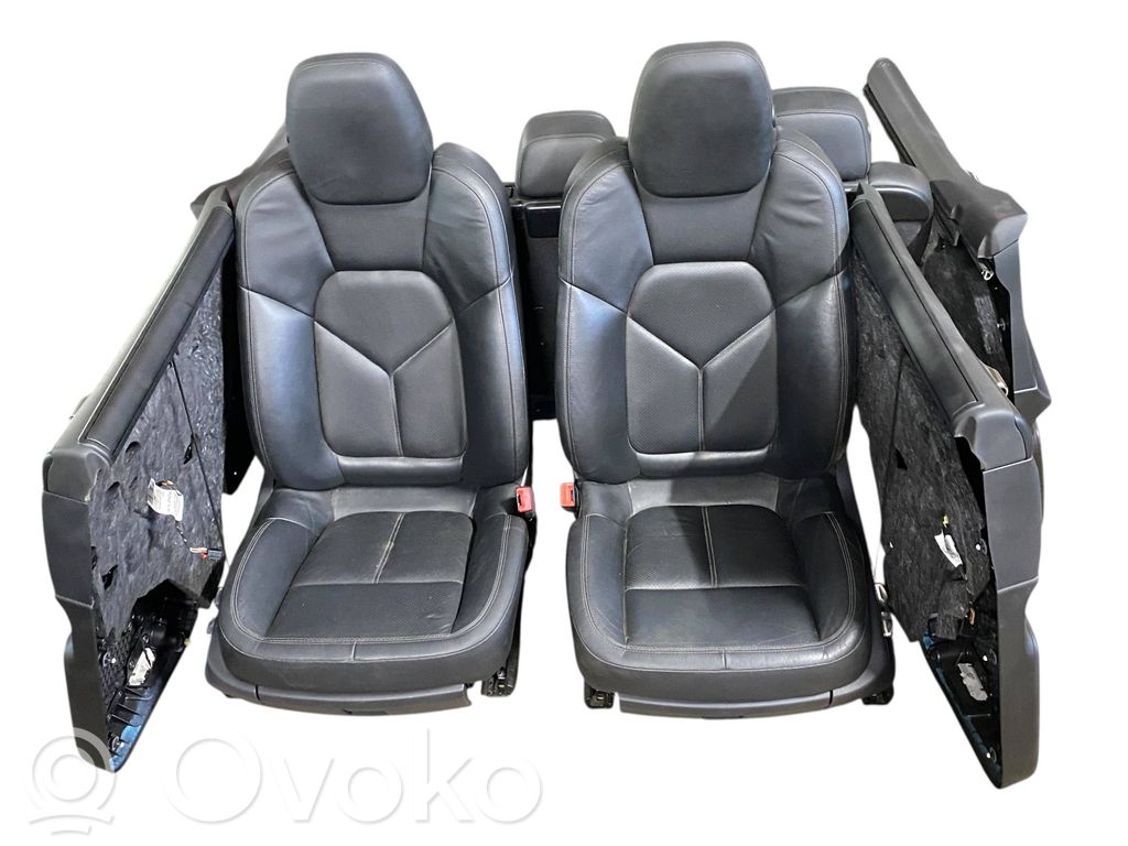 Porsche Cayenne (92A) Conjunto de molduras de la puertas y los asientos 