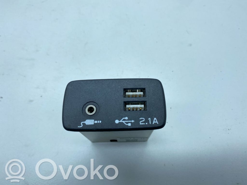 Subaru Forester SK Enchufe conector USB 