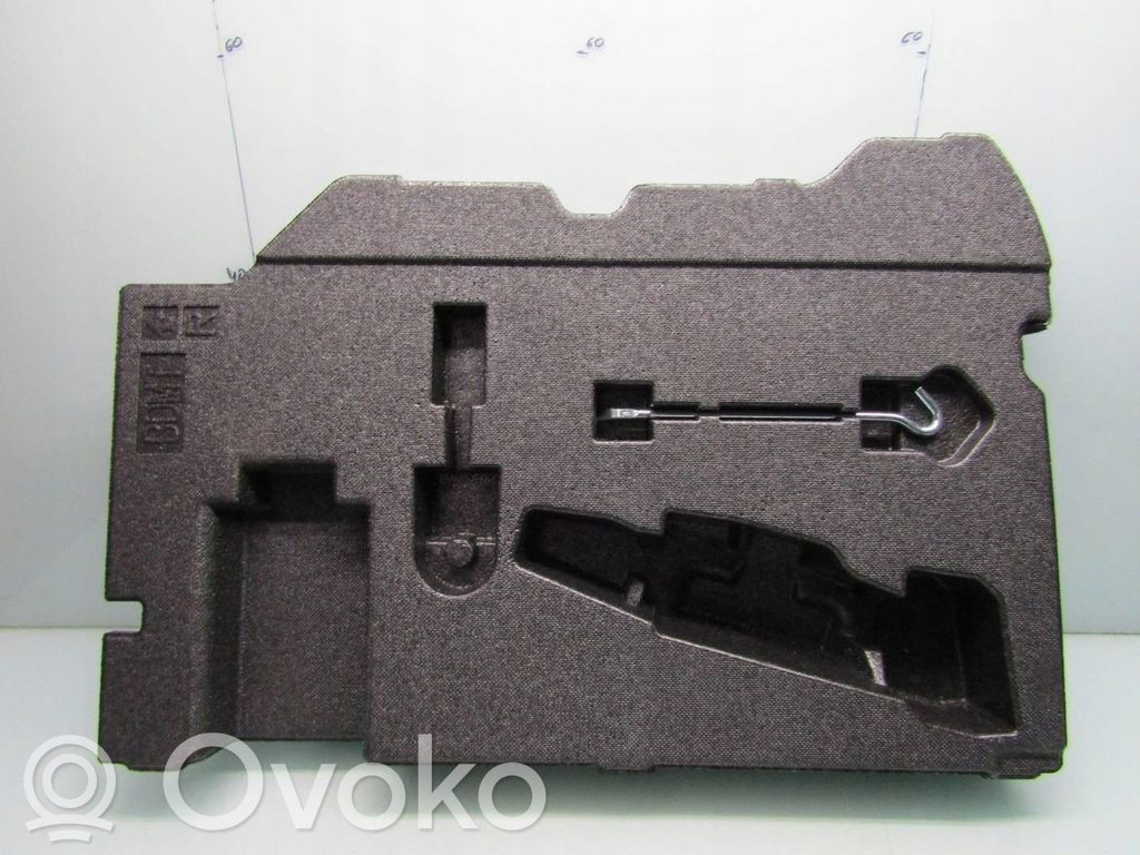 Mazda 3 Hattuhylly 