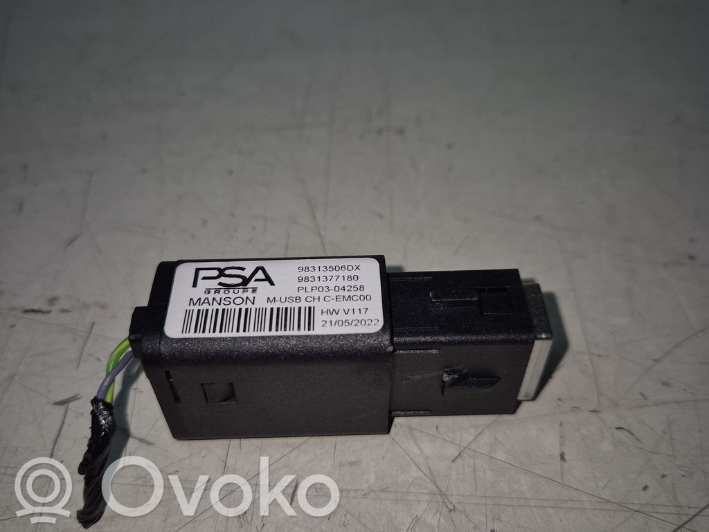 Peugeot 208 II Gniazdo / Złącze USB 