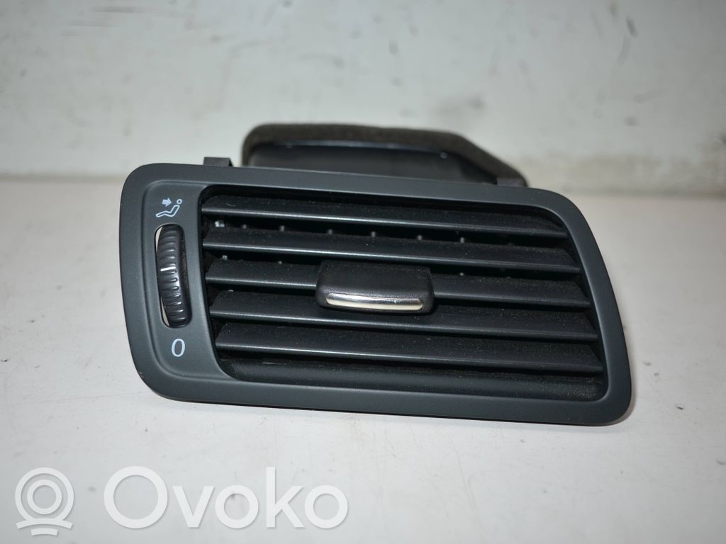 Volkswagen PASSAT CC Boczna kratka nawiewu deski rozdzielczej 