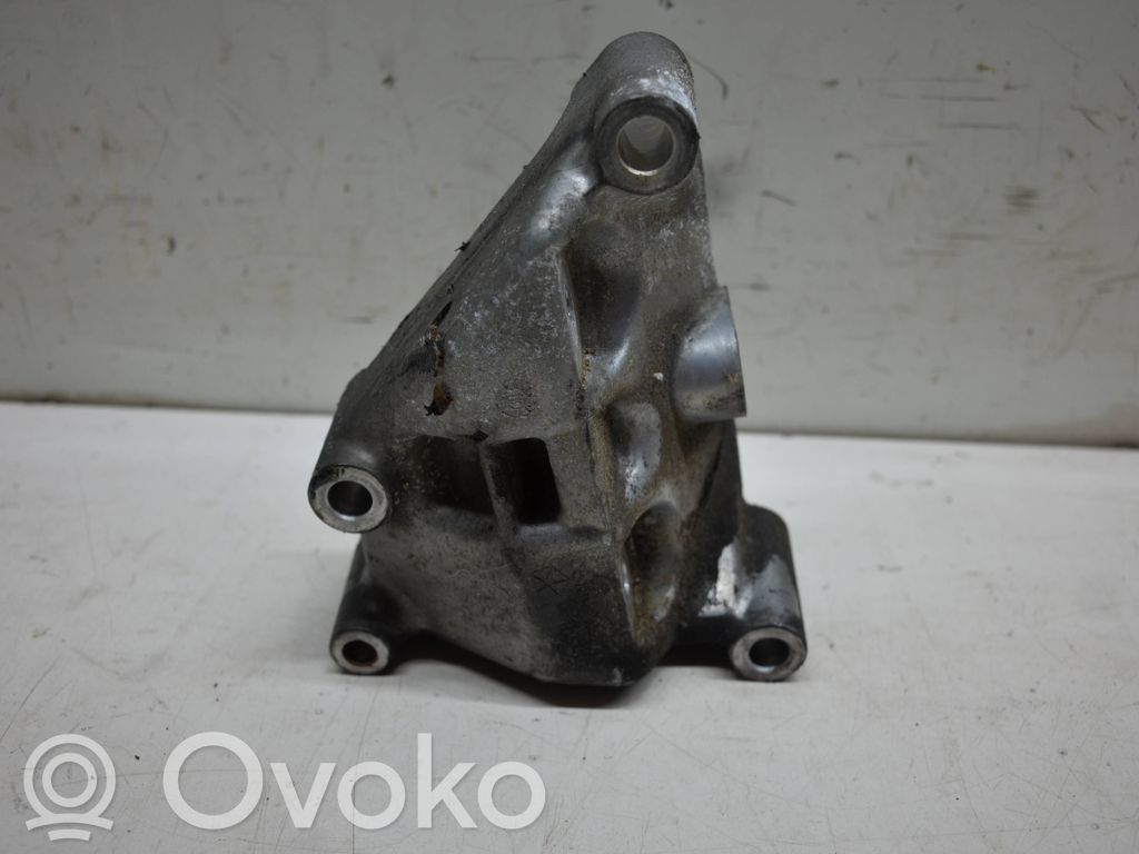 Chrysler Town & Country V Engine mounting bracket 