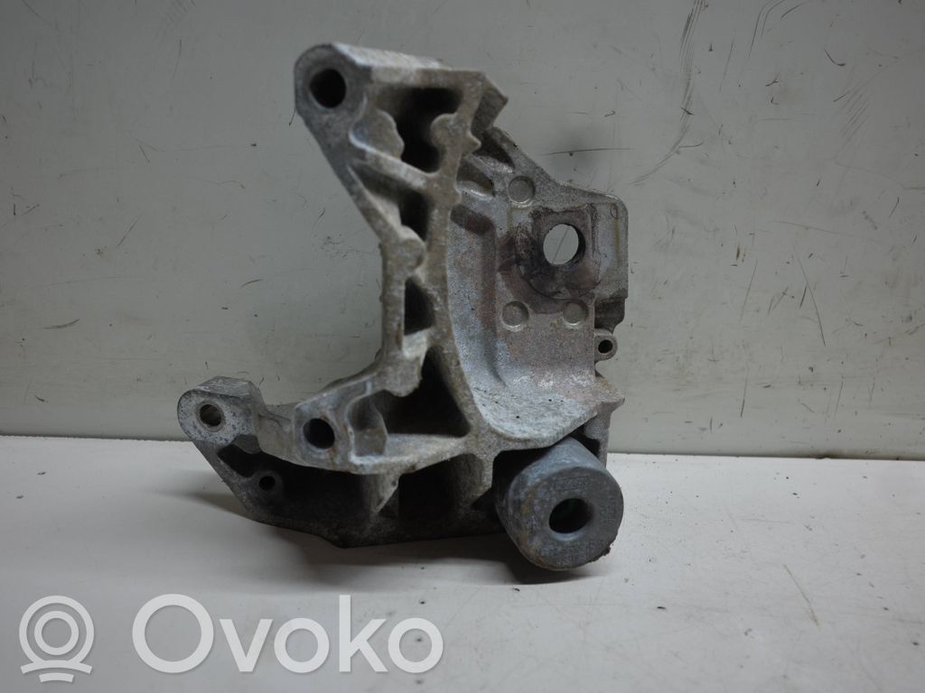 Volvo V70 Engine mounting bracket 