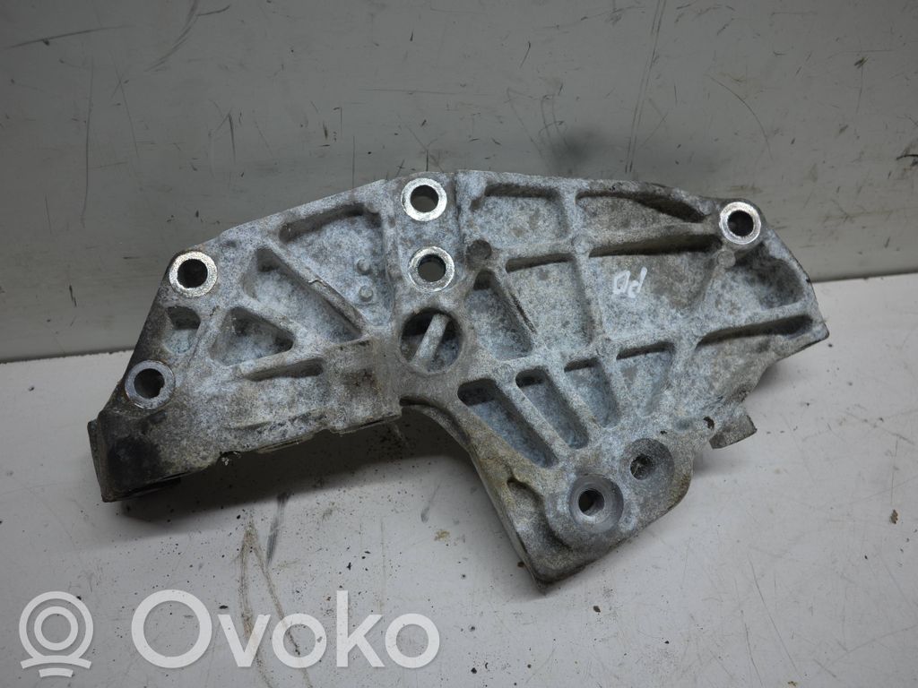 Opel Vivaro Engine mounting bracket 