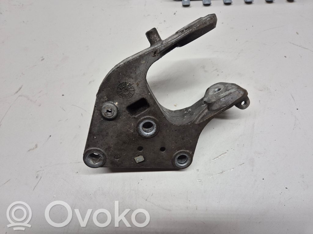 Chrysler Town & Country V Engine mounting bracket 