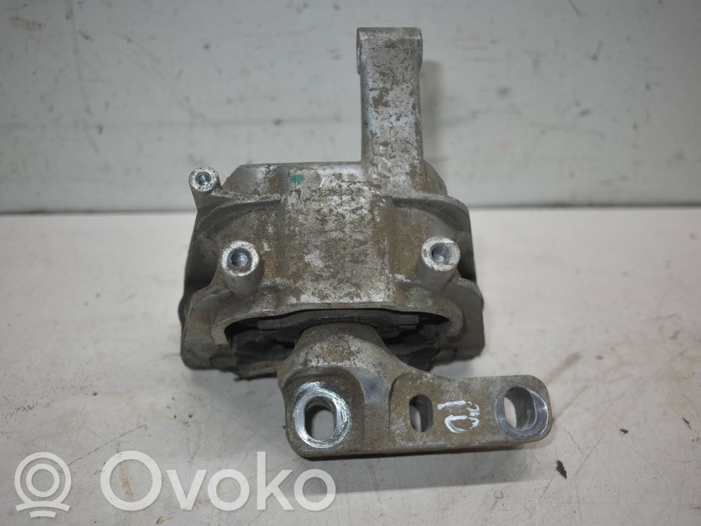 Volkswagen Tiguan Engine mount bracket 