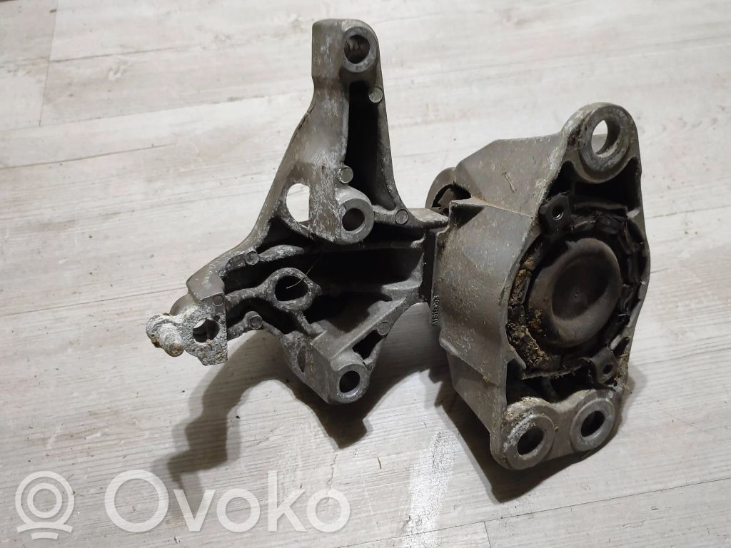Dacia Duster Engine mount bracket 
