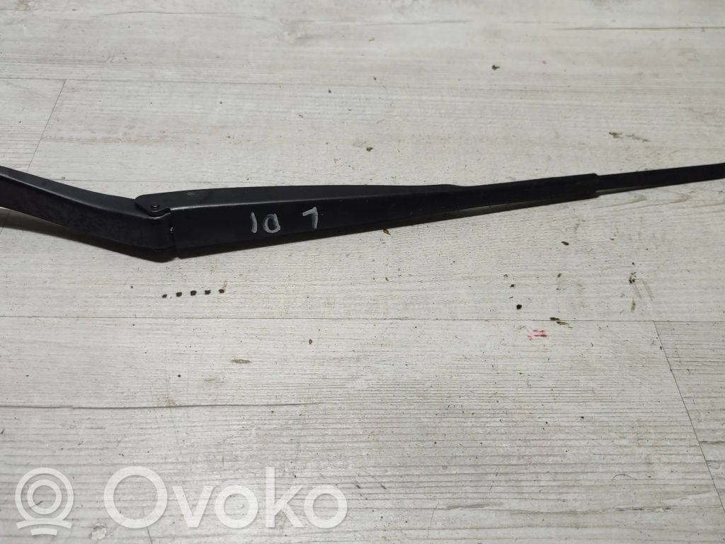 Dacia Duster Front wiper blade arm 
