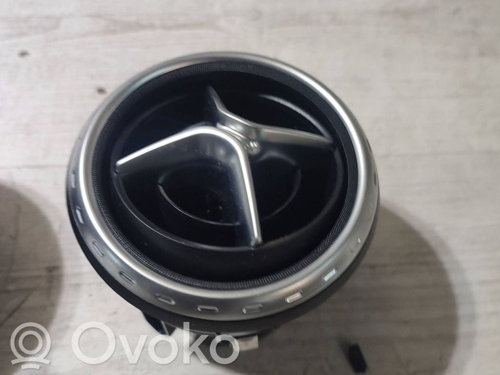 Mercedes-Benz GLA W156 X156 Dysze / Kratki środkowego nawiewu deski rozdzielczej 