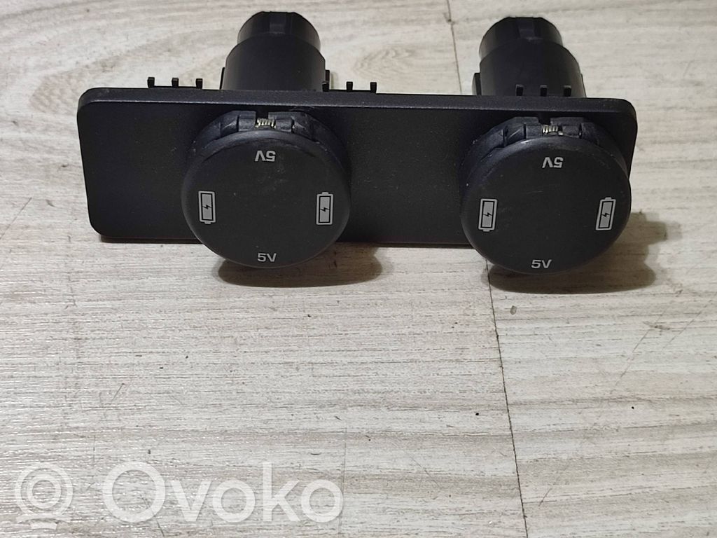 Jaguar F-Pace USB socket connector 