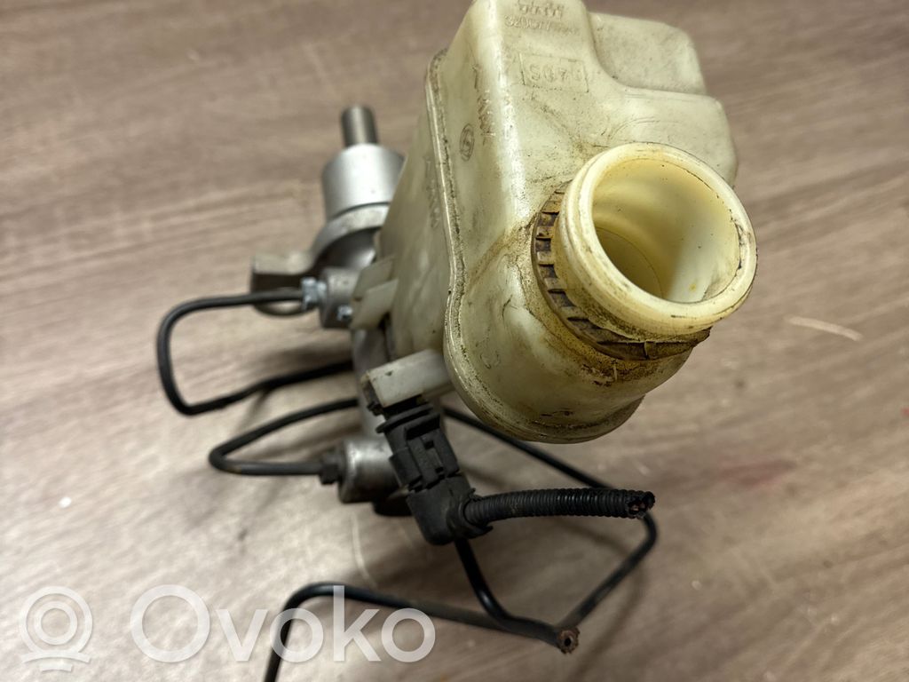 Główny cylinder hamulca   32067799B