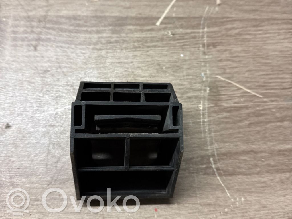 BMW 5 E60 E61 Fixation de radiateur 