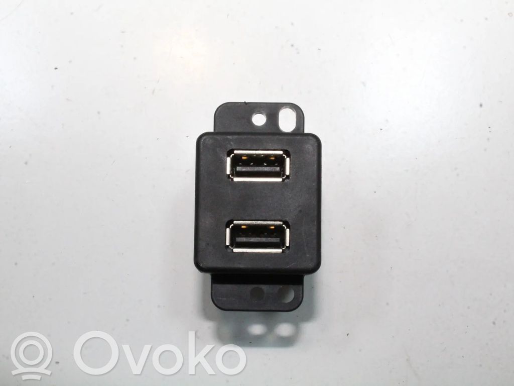 Tesla Model S Разъем USB 