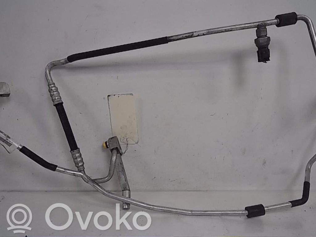 BMW 1 E81 E87 Ilmastointilaitteen putki (A/C) 