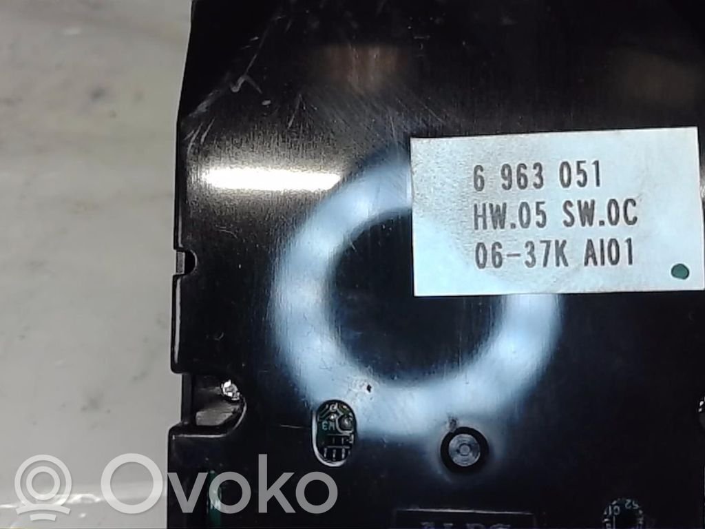 Head unit multimedia control   6963051