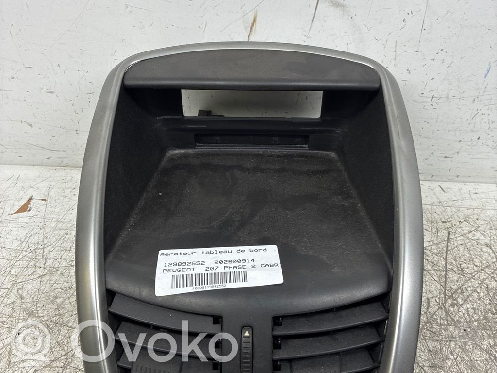 Peugeot 207 CC Rejilla de ventilación central del panel