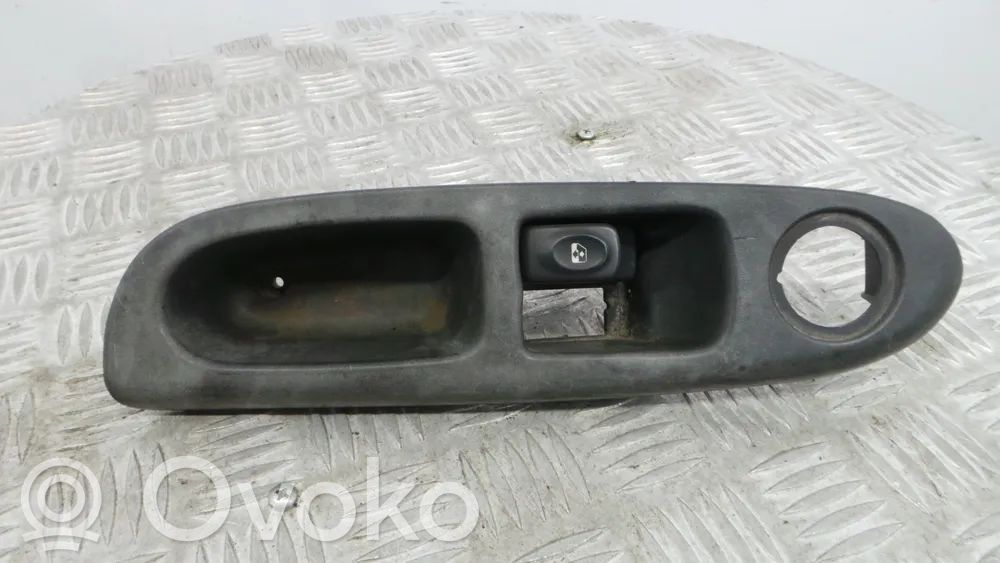 Renault Clio II Rivestimento pulsantiera finestrino della portiera anteriore 