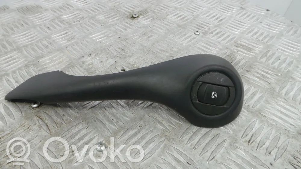 Renault Clio III Ramka przycisków otwierania szyby drzwi przednich 