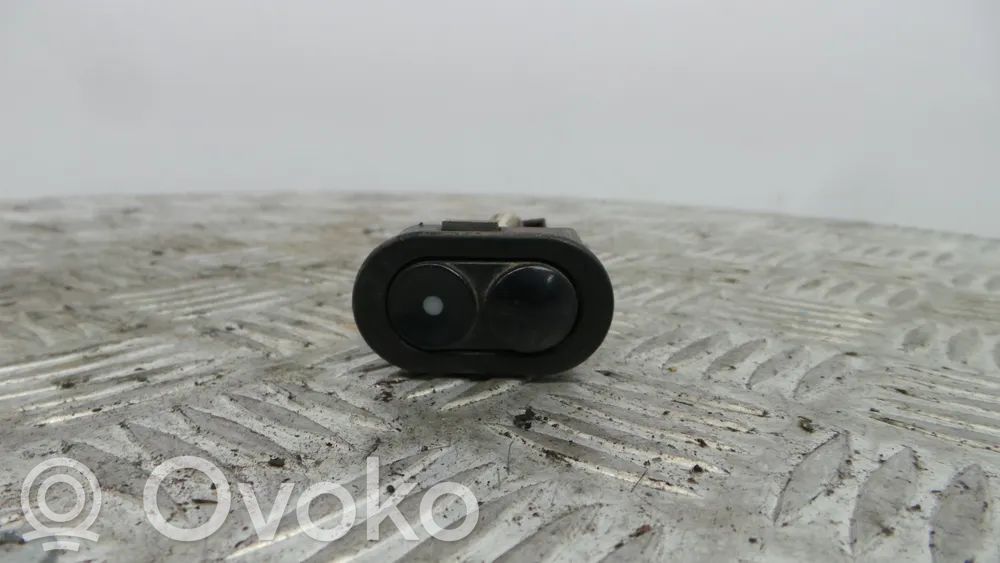 Opel Corsa B Moldura del interruptor de la ventana de la puerta delantera 