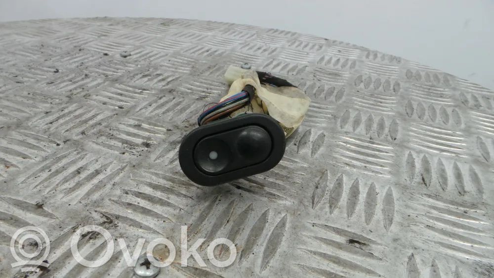 Opel Corsa B Moldura del interruptor de la ventana de la puerta delantera 