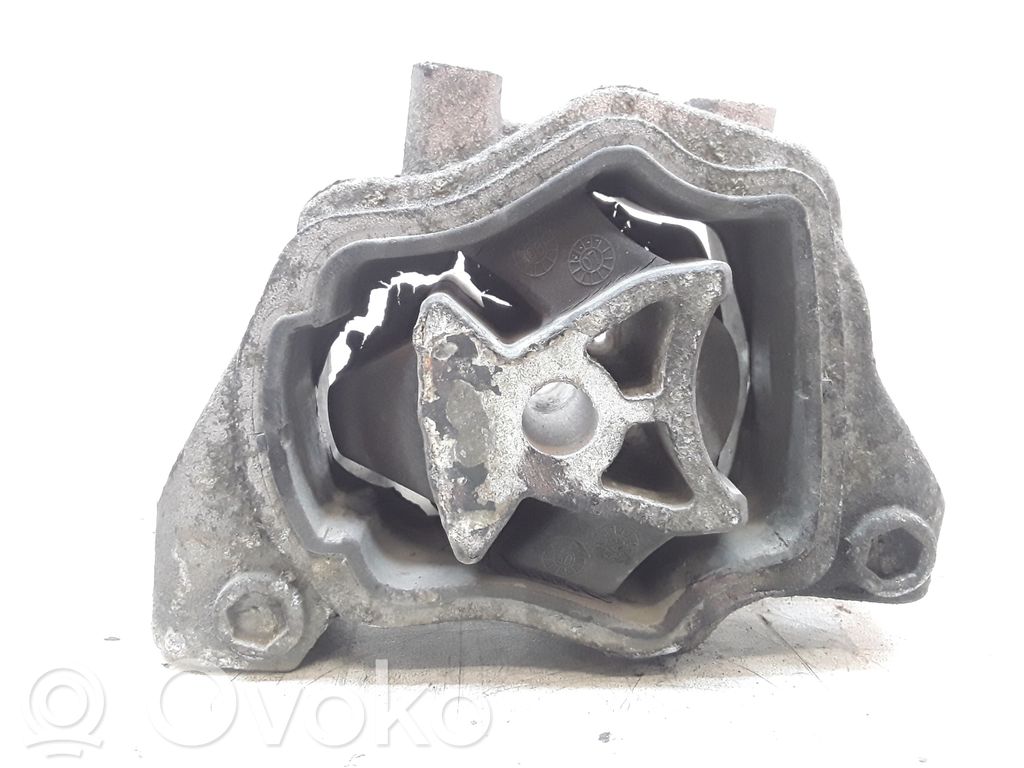 Volvo XC70 Engine mount bracket 