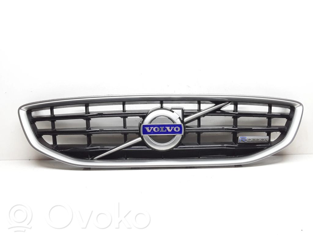 Volvo V40 Etupuskurin ylempi jäähdytinsäleikkö 