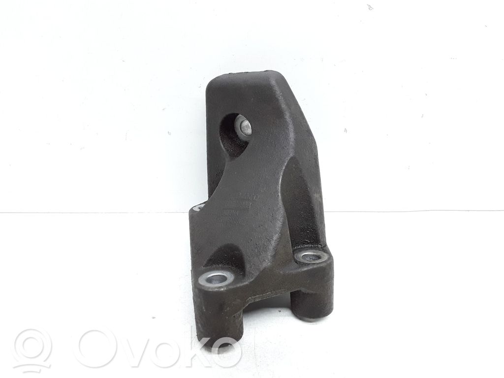 Volvo XC90 Engine mounting bracket 