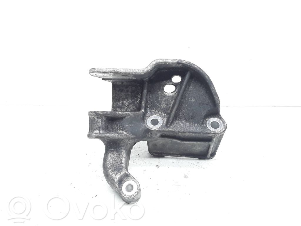 Volvo V40 Engine mounting bracket 