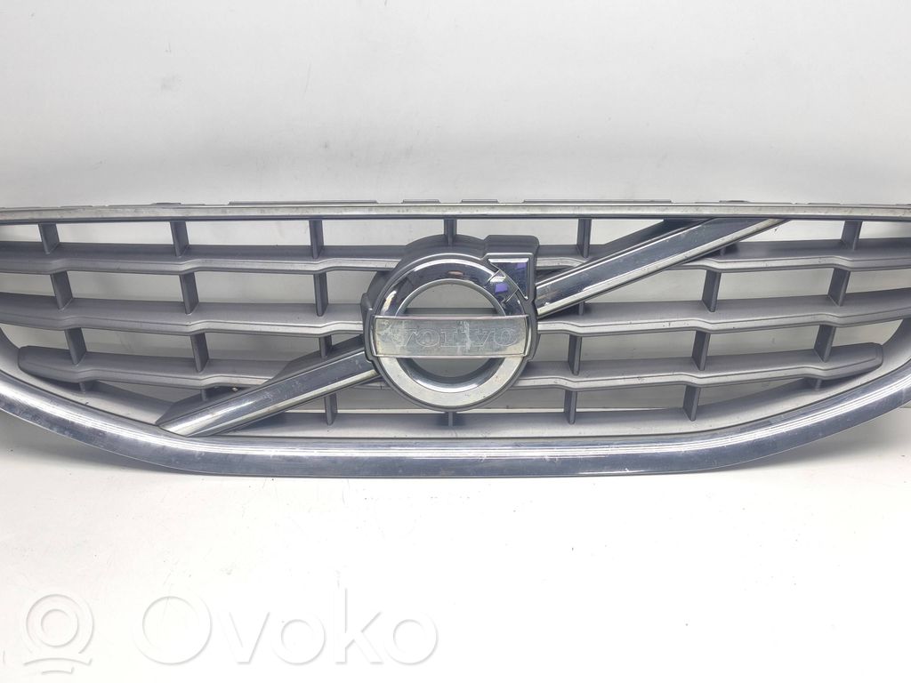 Volvo V60 Etupuskurin ylempi jäähdytinsäleikkö 