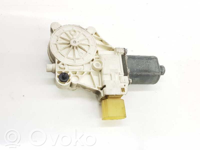 Motor del regulador de la ventanilla de la puerta delantera   67626927028,67626927028