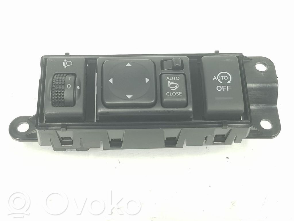 Nissan Juke I F15 Interruptor del espejo lateral 
