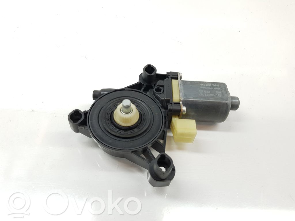 Volkswagen Touran III Silnik regulatora szyby drzwi przednich 