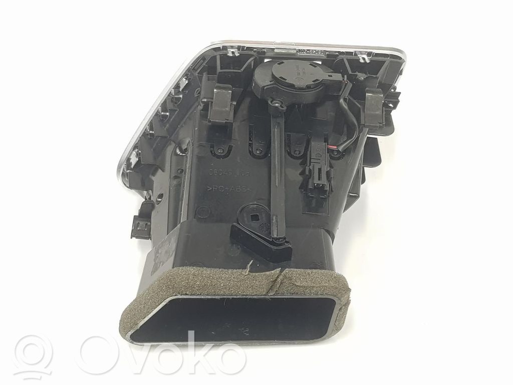 Audi Q3 8U Rejilla de ventilación central del panel 