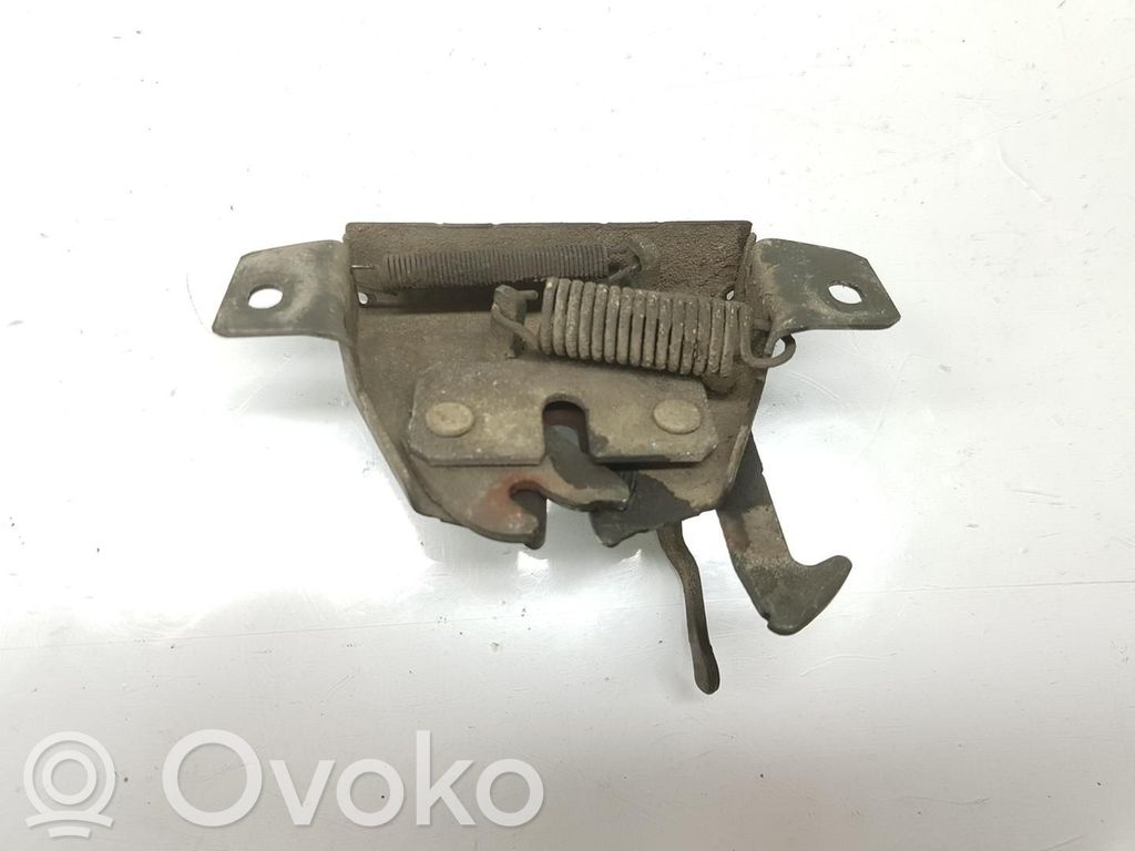 Mitsubishi Montero Konepellin lukituksen vastakappale 