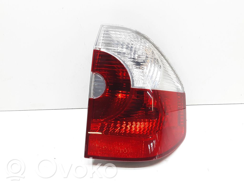BMW X3 E83 Задний фонарь в кузове 