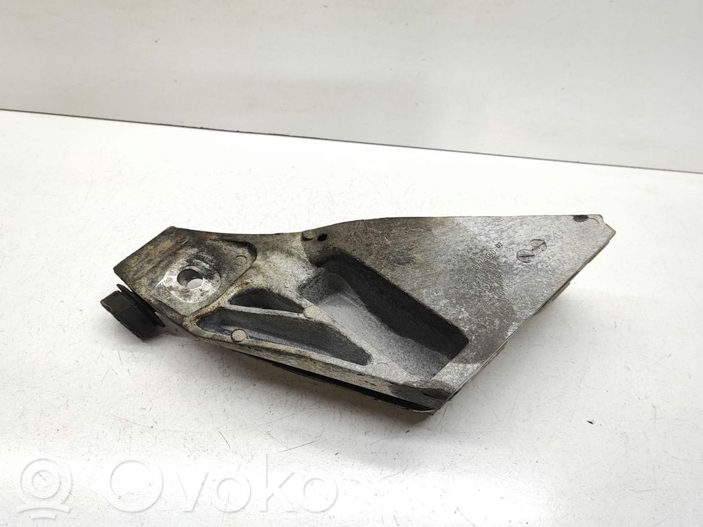 Engine mounting bracket   6772880