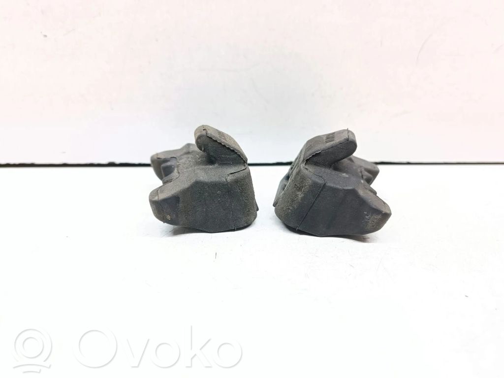 Radiator mount bracket   7805310,17117805310