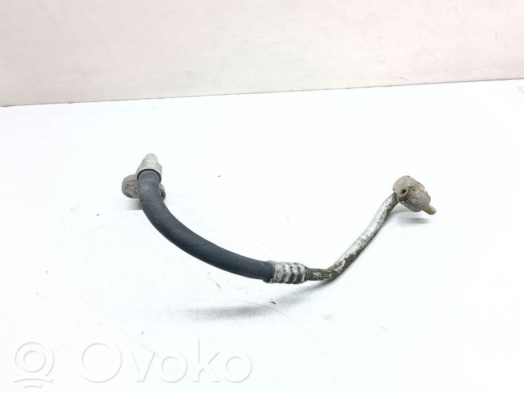 Ilmastointilaitteen putki (A/C)   6905933