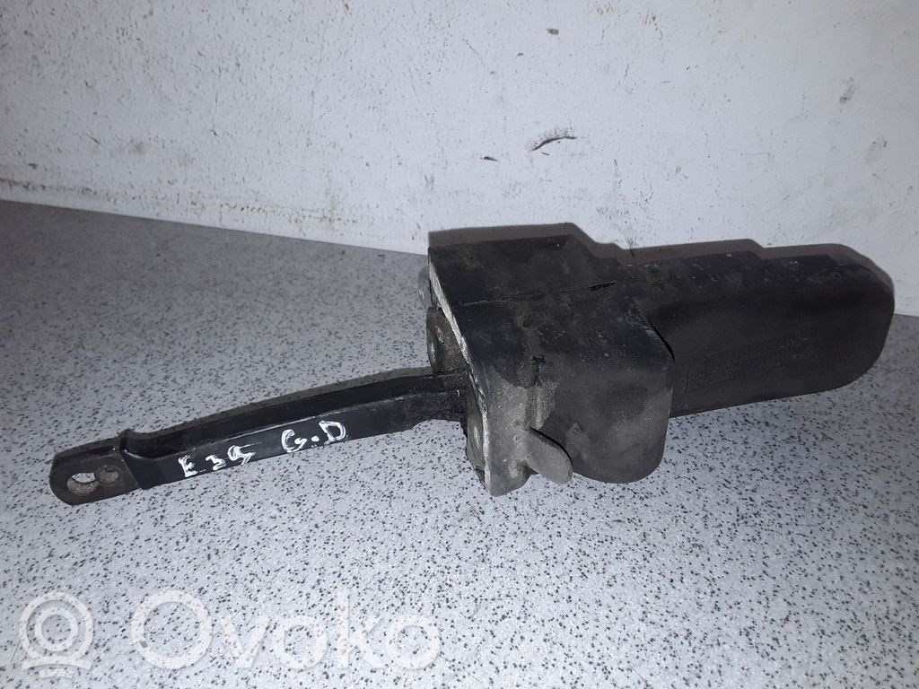 BMW 5 E39 Takaoven pidätin 