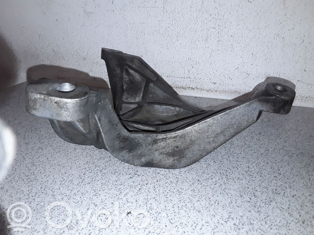 BMW 5 E39 Engine mounting bracket 