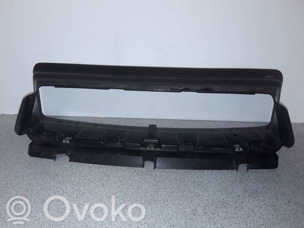 BMW 1 E81 E87 Ilmanoton kanavan osa 