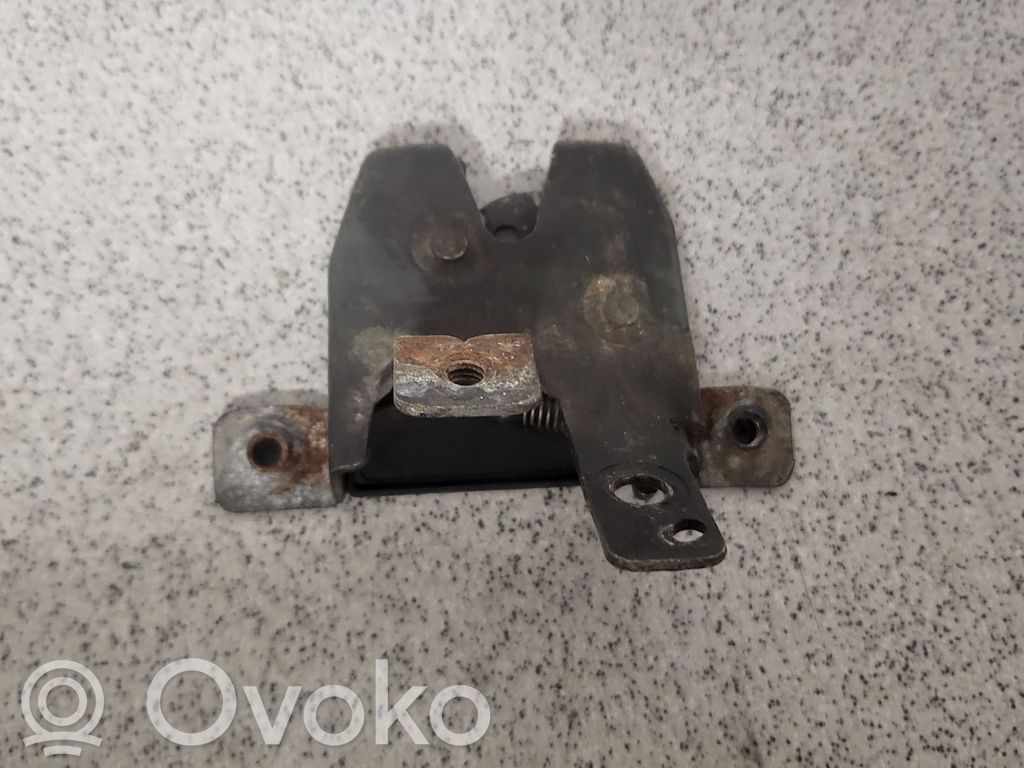 BMW 3 E36 Aizmugurējā pārsega slēdzene 