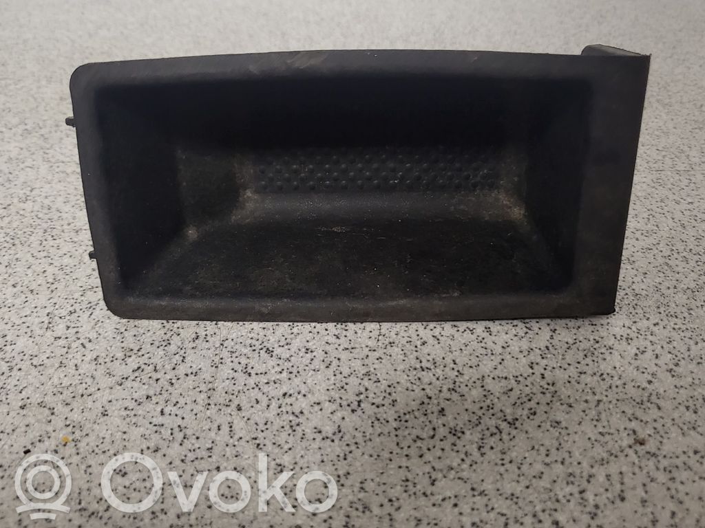 Główny schowek tunelu środkowego   51168119624